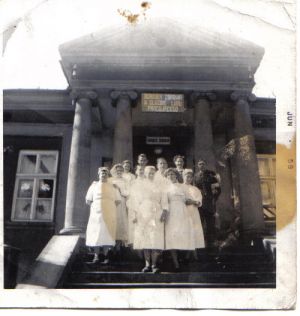 Fotografia przedstawia wygląd dworu w 1958 roku, w którym powstał Ośrodek Zdrowia ( na fot. są: panie: Roszko (połozna),...