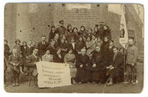 Przed Kościołem w Bądkowie 17 kwietnia 1937r. Na zdjęciu Katolickie Stowarzyszenie Młodzieży, m.in. szósty z lewej w drugim...