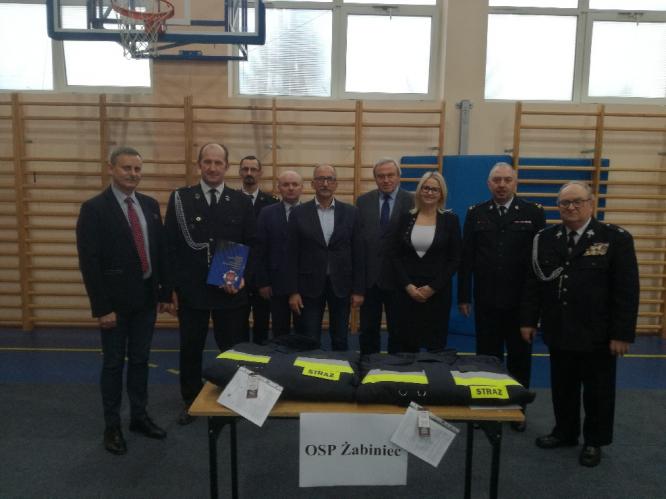 Przekazanie ubrań specjalnych dla OSP Żabieniec