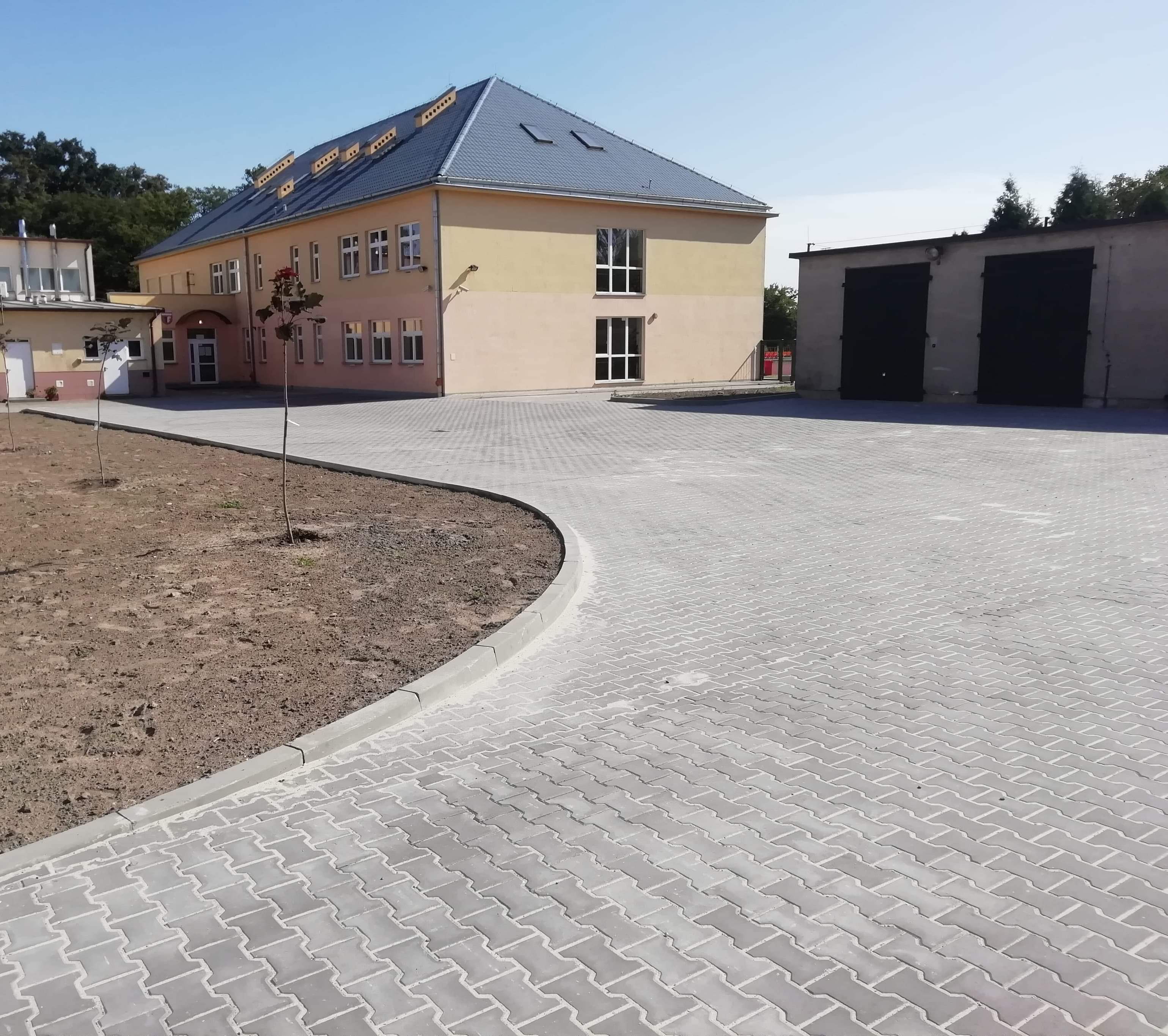 Plac przy Zespole Szkolno – Przedszkolnym w Bądkowie